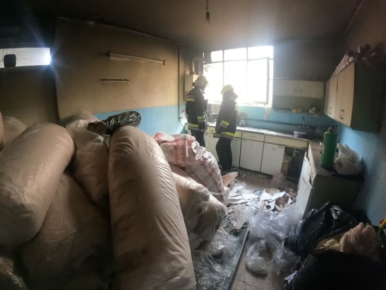 حریق کارگاه خیاطی و انبار پارچه در خیابان مدرس + عکس