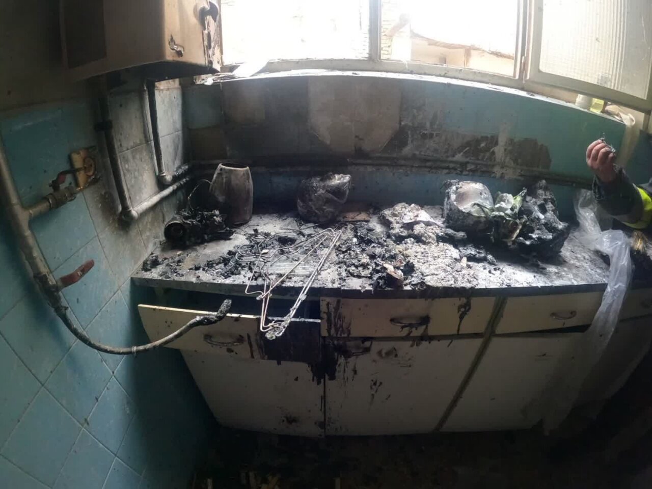 حریق کارگاه خیاطی و انبار پارچه در خیابان مدرس + عکس