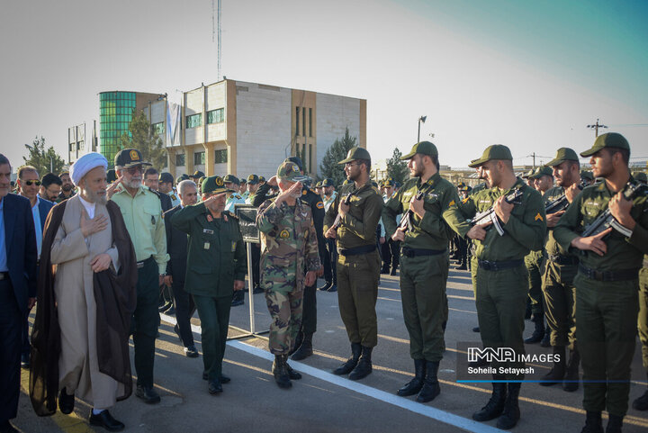 صبحگاه مشترک نیروهای نظامی و انتظامی در شیراز