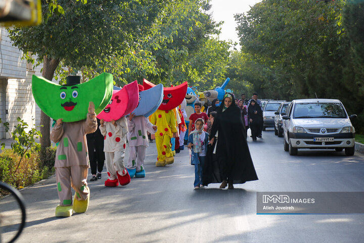 شادپیمائی عروسک‌ها در اصفهان