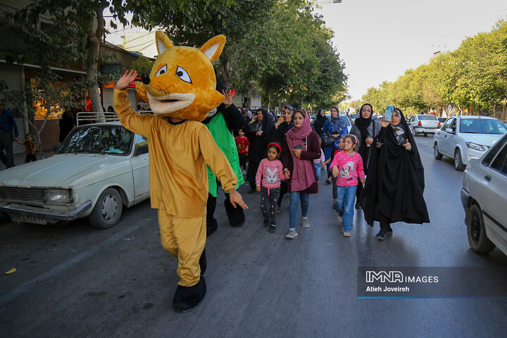 Isfahan's streets came alive with parade of cartoon characters
