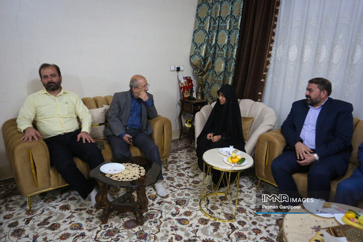 دیدار مدیران شهر اصفهان با خانواده شهید مدافع حرم عبدالحسین یوسفیان
