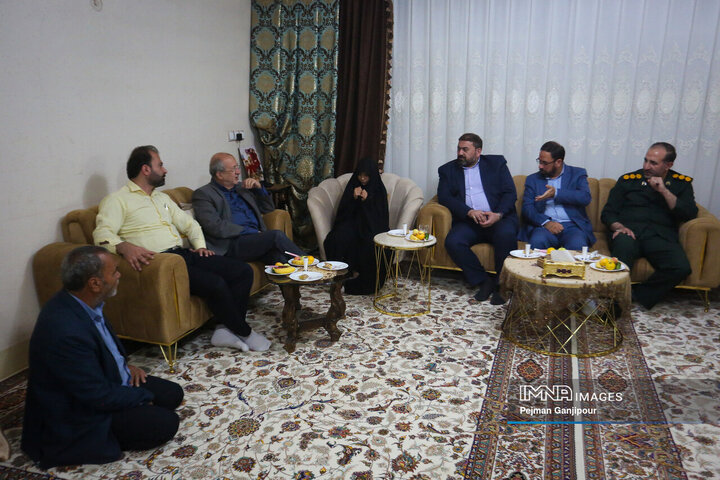 دیدار مدیران شهر اصفهان با خانواده شهید مدافع حرم عبدالحسین یوسفیان