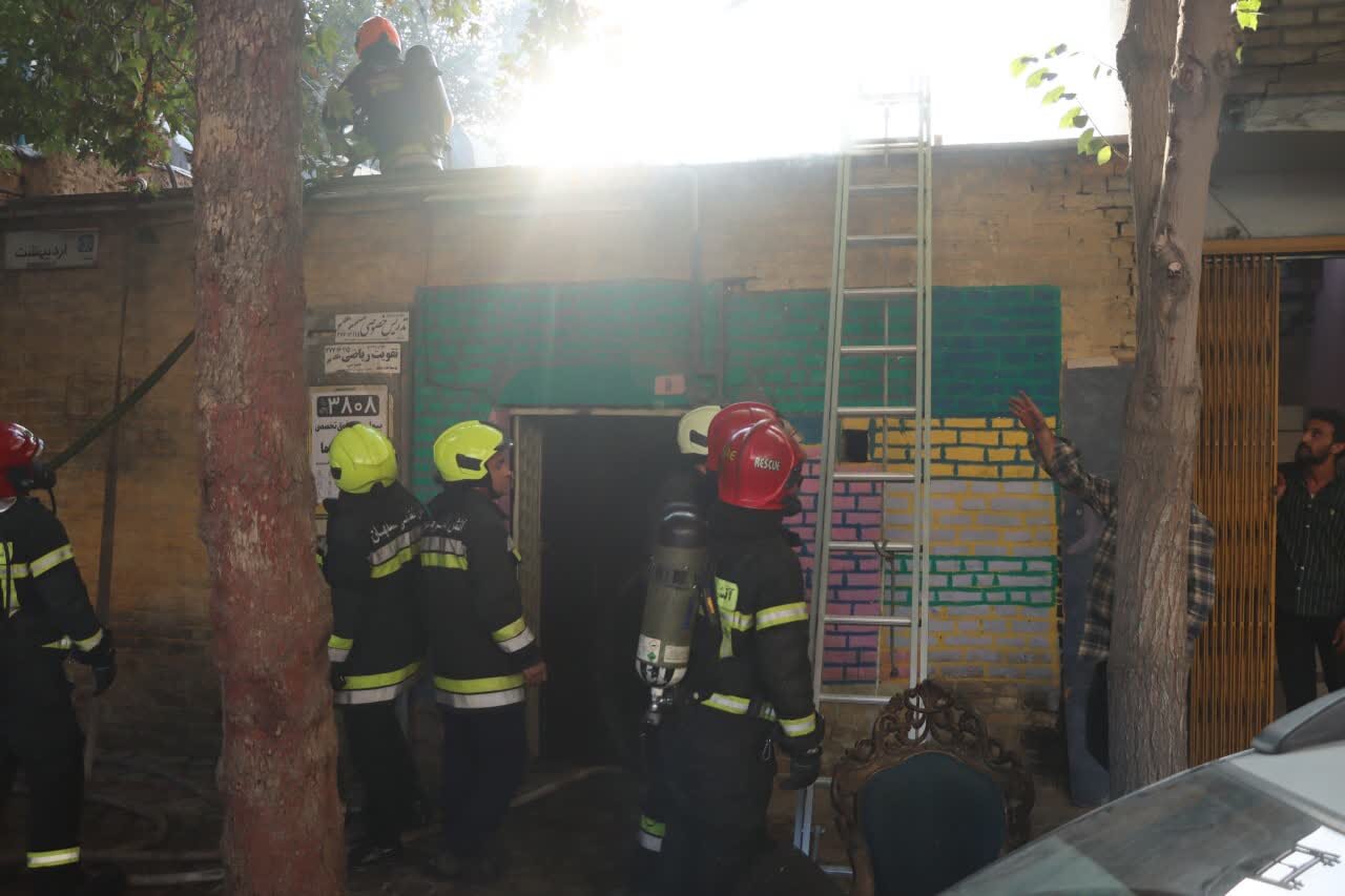 حریق نیمه سنگین کارگاه مبلسازی و رنگکاری خیابان شیخ بهایی + عکس