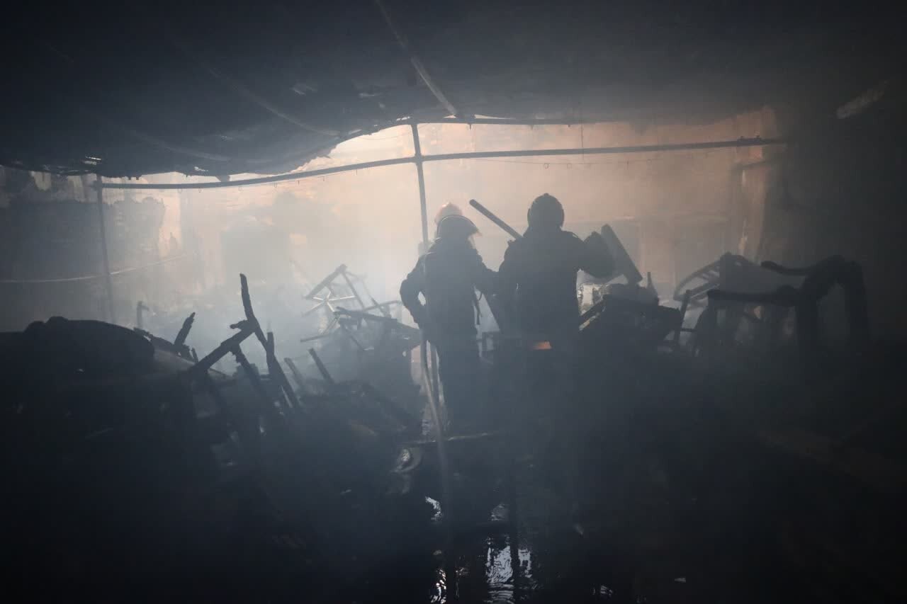 حریق نیمه سنگین کارگاه مبلسازی و رنگکاری خیابان شیخ بهایی + عکس