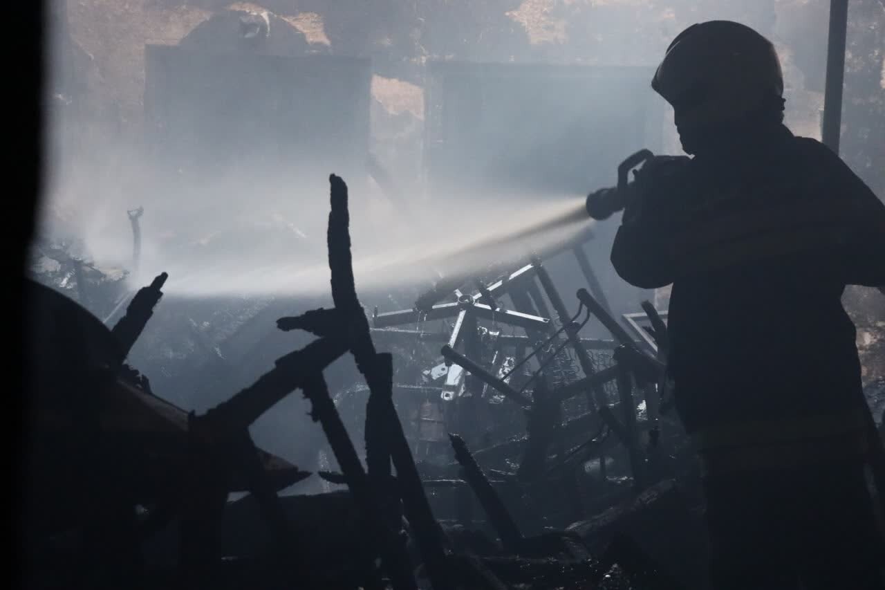 حریق نیمه سنگین کارگاه مبلسازی و رنگکاری خیابان شیخ بهایی + عکس