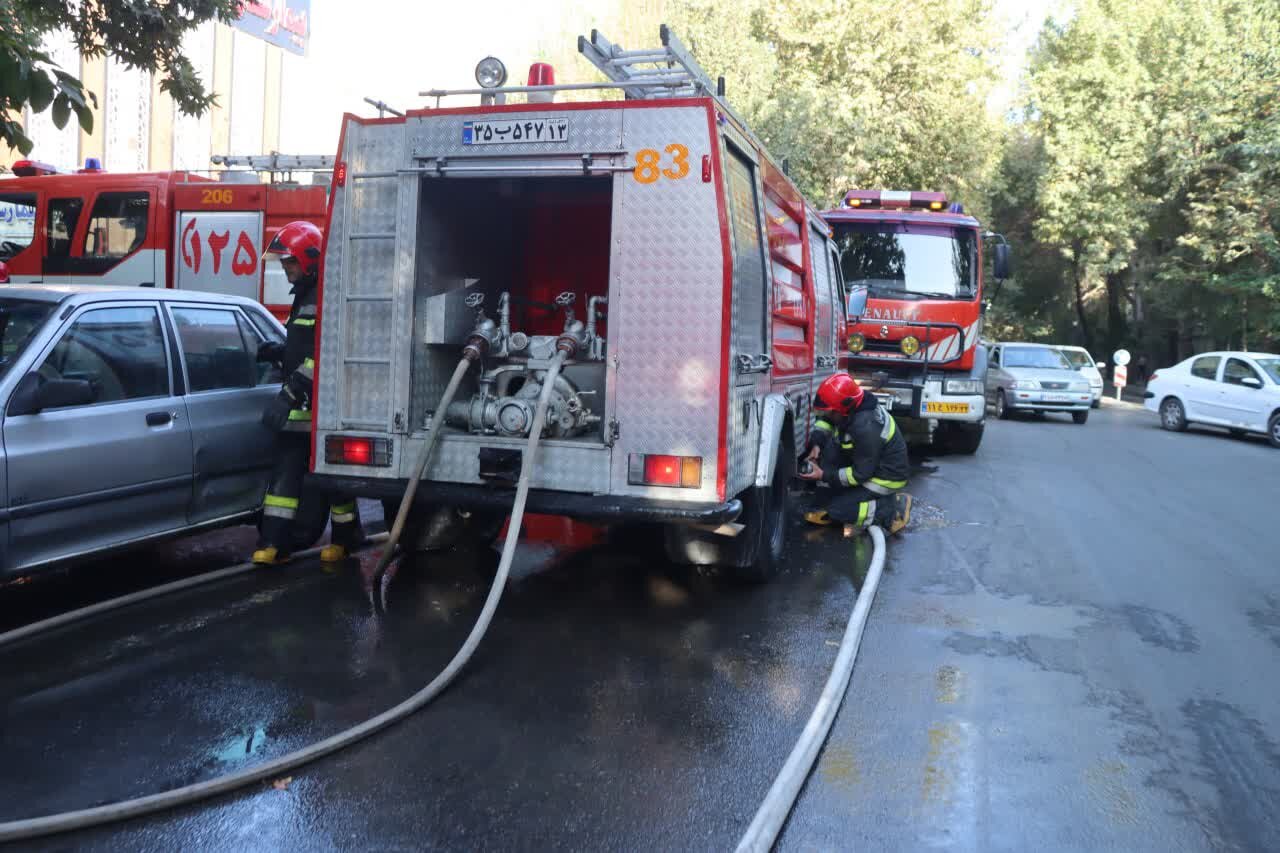 حریق نیمه سنگین کارگاه مبلسازی و رنگکاری خیابان شیخ بهایی + عکس