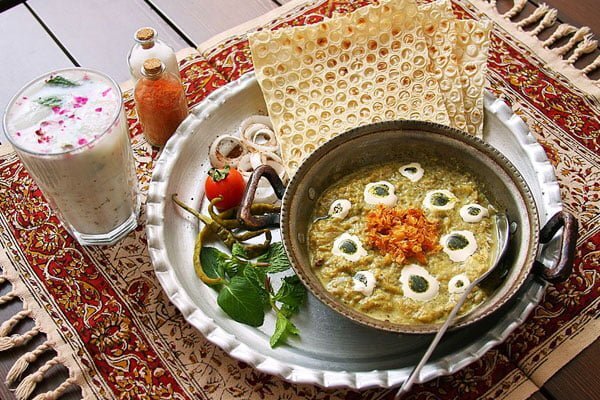 طرز تهیه کشک و بادمجان مجلسی و خوشمزه + تزیین و روش سرو