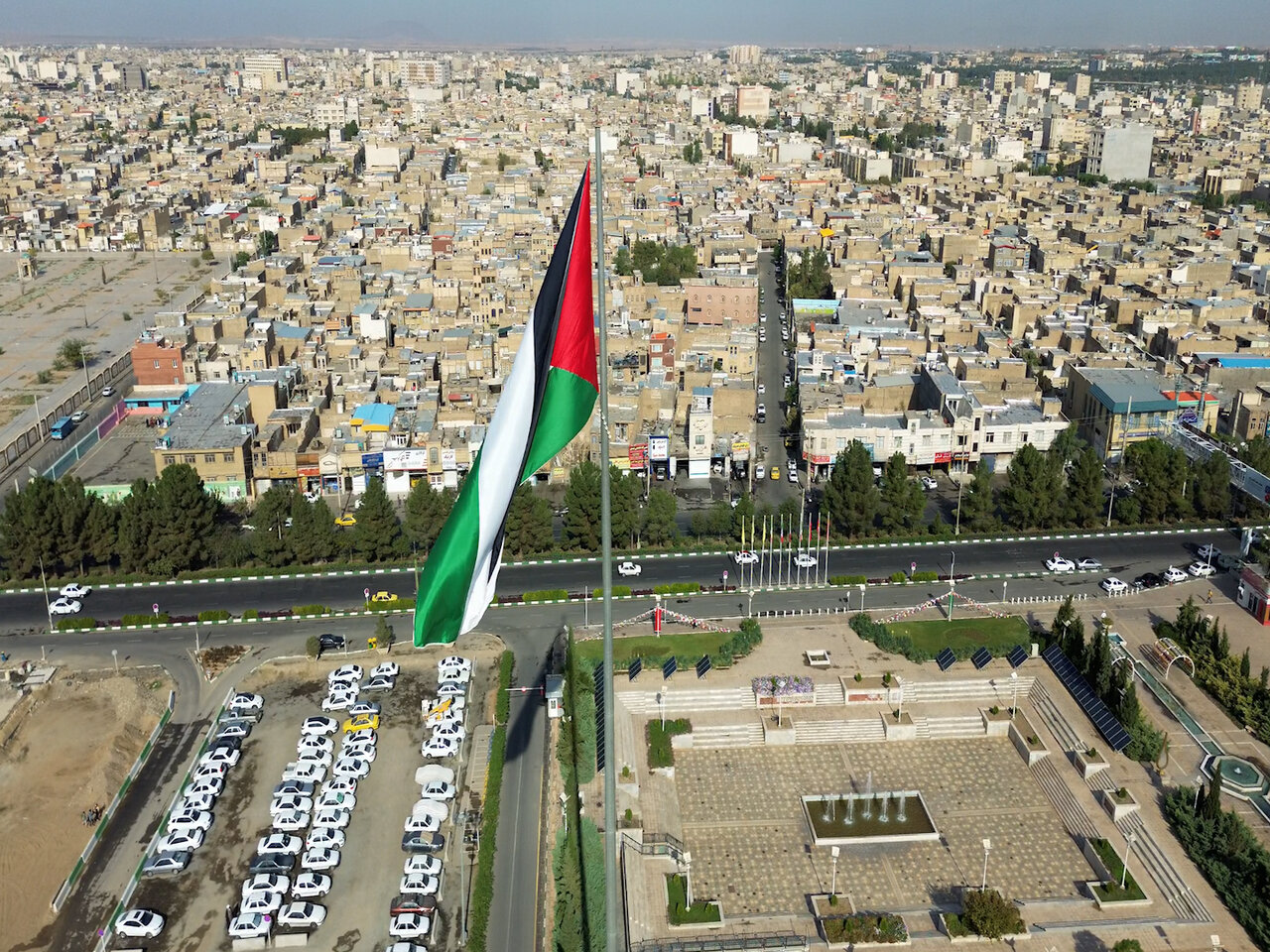 اهتزاز نمادهای جبهه مقاومت فلسطین در ۱۰ نقطه شهر قم