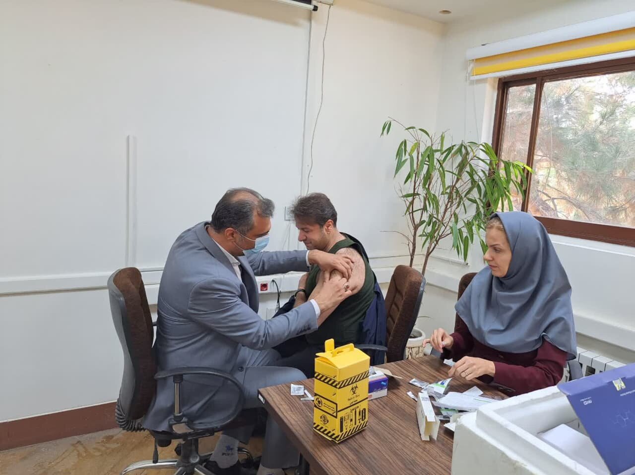 طرح واکسیناسیون کارکنان باغ پرندگان ناژوان انجام شد