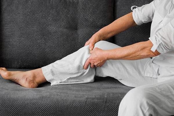 علت‌های شایع خستگی پاها + ۵ راه حل درمان و بهبود آن