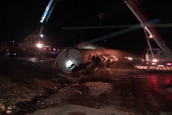 واژگونی کامیون در محور دهگلان - حسین‌آباد