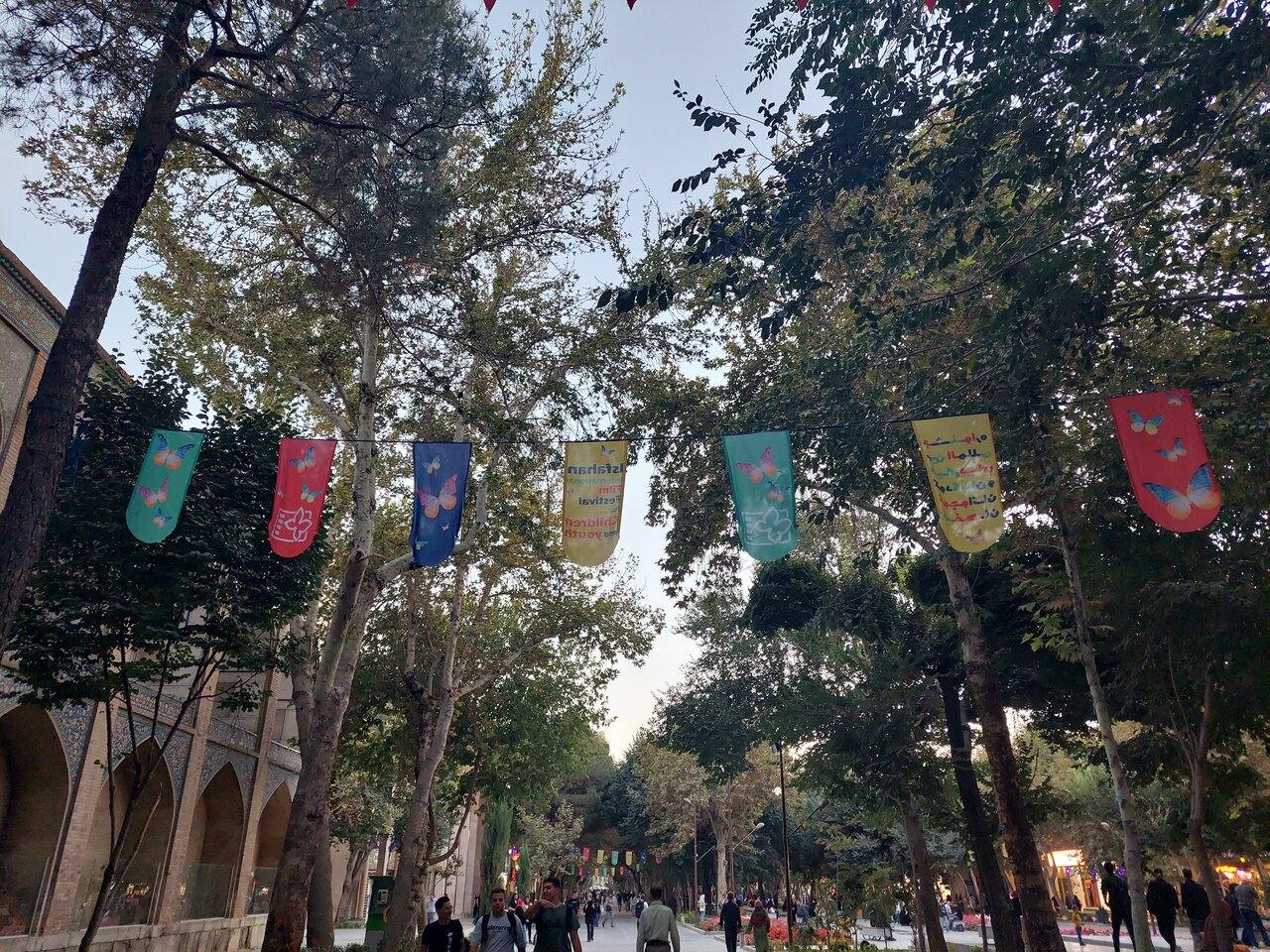 از استقبال شهروندان اصفهانی تا اشتیاق گردشگران چینی در روز سومین روز از جشنواره سی‌وپنجم