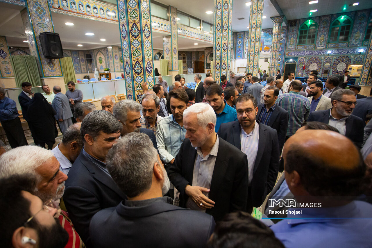 دیدار صمیمانه شهردار اصفهان با اهالی منطقه ۱۵ شهرداری