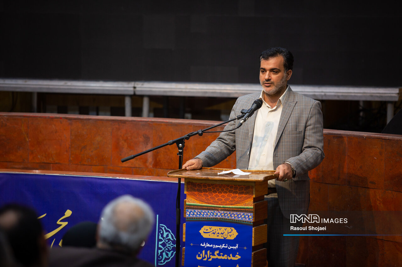 آئین تکریم و معارفه خدمتگزاران شهری برگزار شد