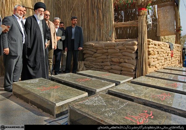 بازخوانی حضور تاریخی رهبر انقلاب در یادمانهای شهدا