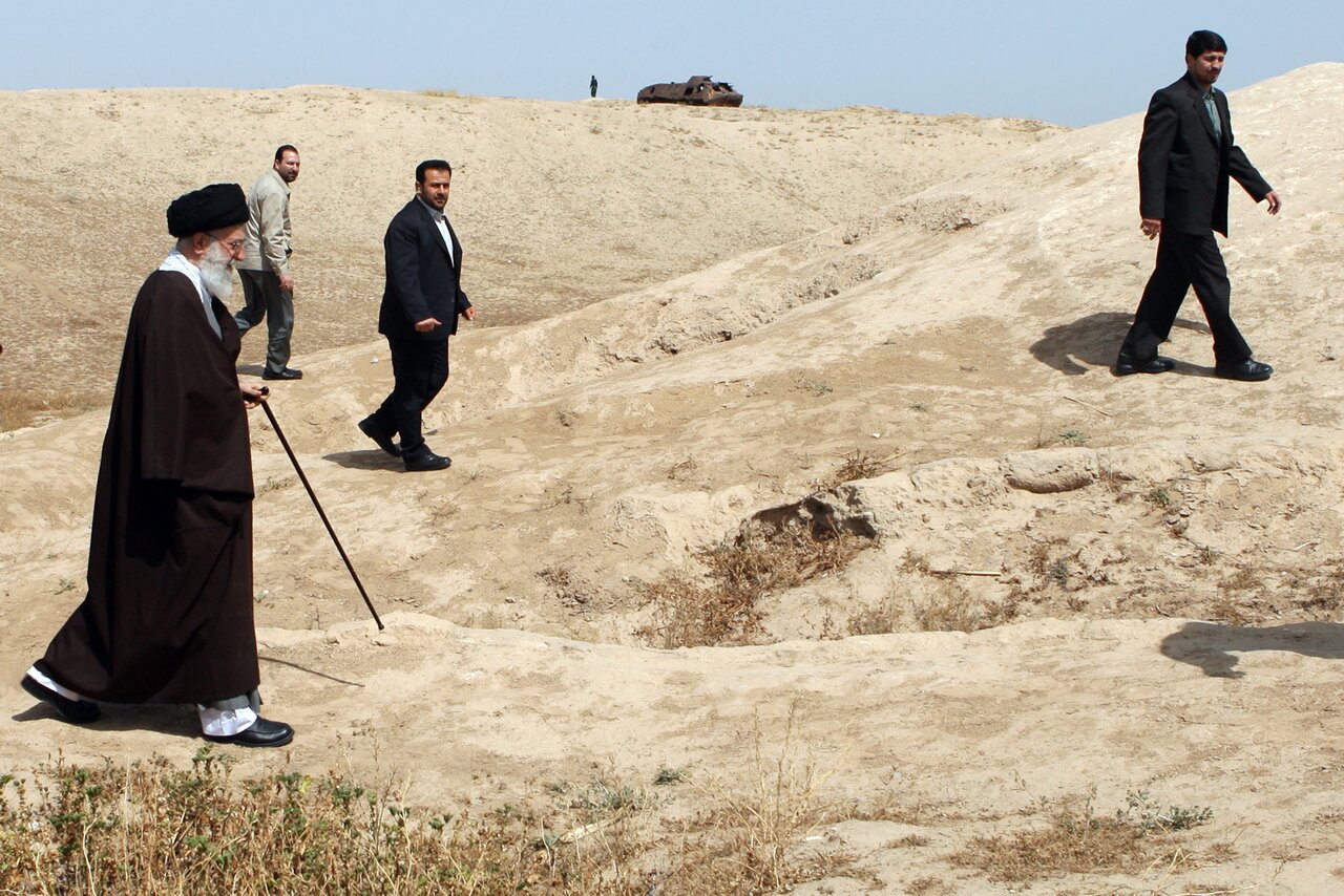 بازخوانی حضور تاریخی رهبر انقلاب در یادمانهای شهدا