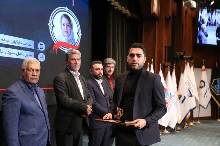 تجلیل از بیمه دات کام در دهمین اجلاس سراسری رضایتمندی مشتری تجلیل از بیمه دات کام در دهمین اجلاس سراسری رضایتمندی مشتری