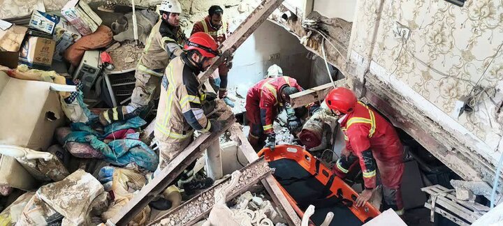 انفجار شدید در منزل مسکونی / مرد ۵۵ ساله زنده از زیر آوار خارج شد + عکس