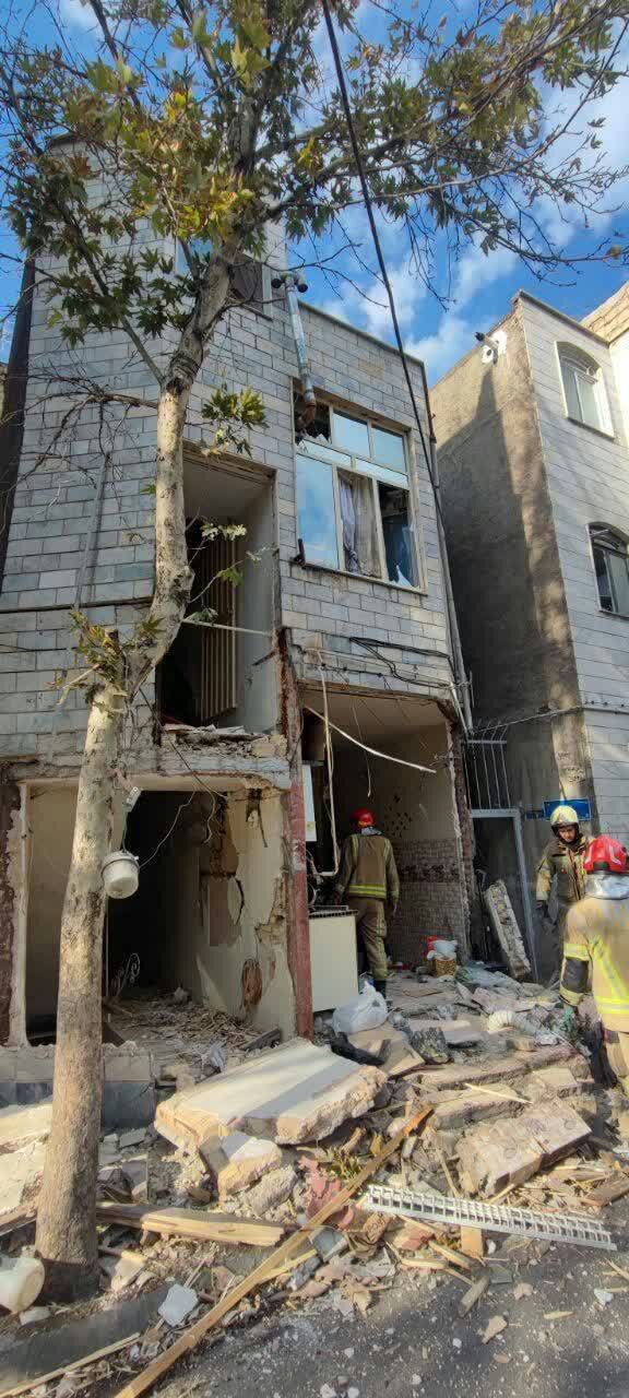 انفجار شدید در منزل مسکونی / مرد ۵۵ ساله زنده از زیرآوار خارج شد + عکس