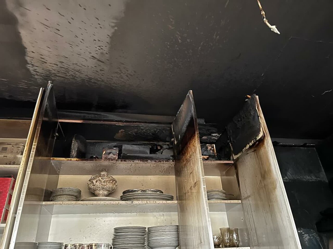 وقوع حریق در آشپزخانه طبقه سوم یک ساختمان مسکونی + عکس