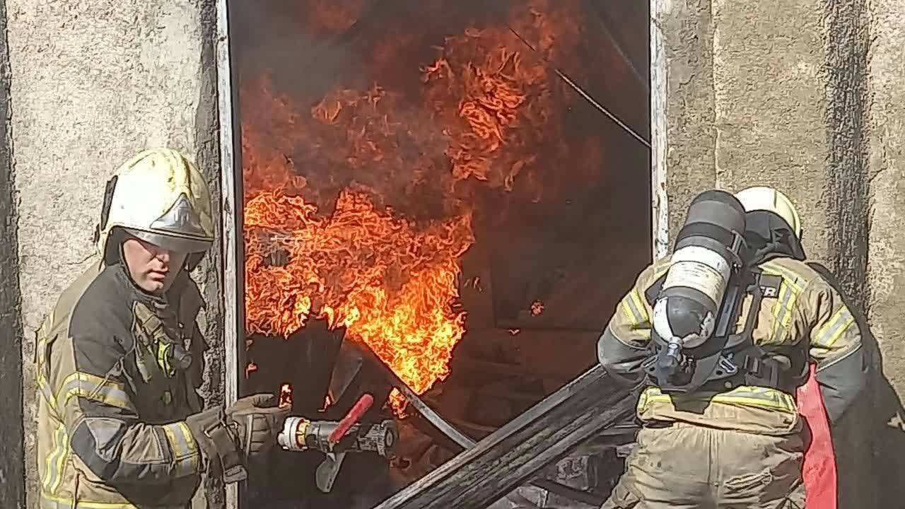 حریق در کارگاه تولید چسب حادثهساز شد + عکس