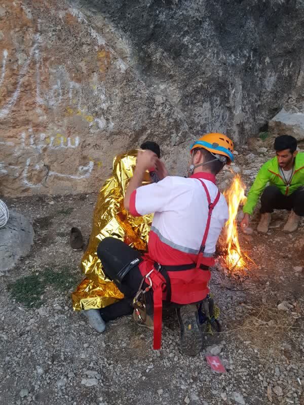تلاش ۷ ساعته هلال احمر برای نجات فرد گرفتار در غار + عکس