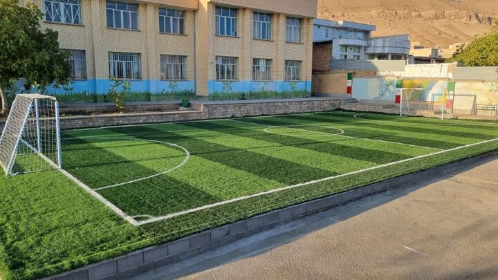 اجرای چمن مصنوعی در فضاهای ورزشی مدارس همدان
