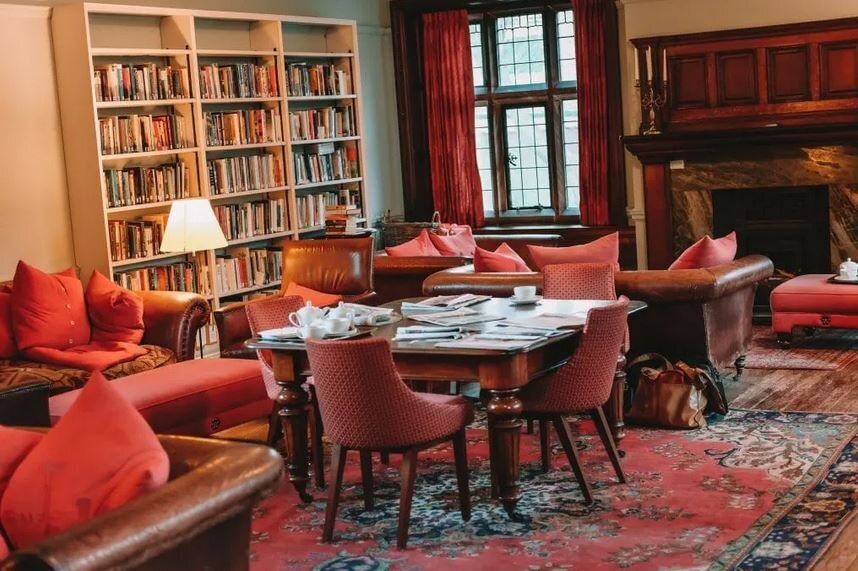 تنها کتابخانه جهان که میتوان در آن زندگی کرد + عکس