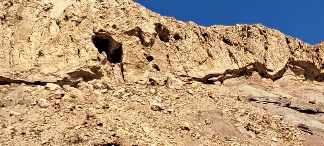 کشف چرم نوشته‌های دوره ساسانی در غار زل دلیجان