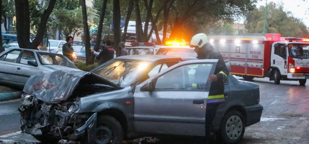 جان باختن راننده در پی انحراف پراید / تصادف ۳ خودرو و انحراف کامیون در اتوبان چمران