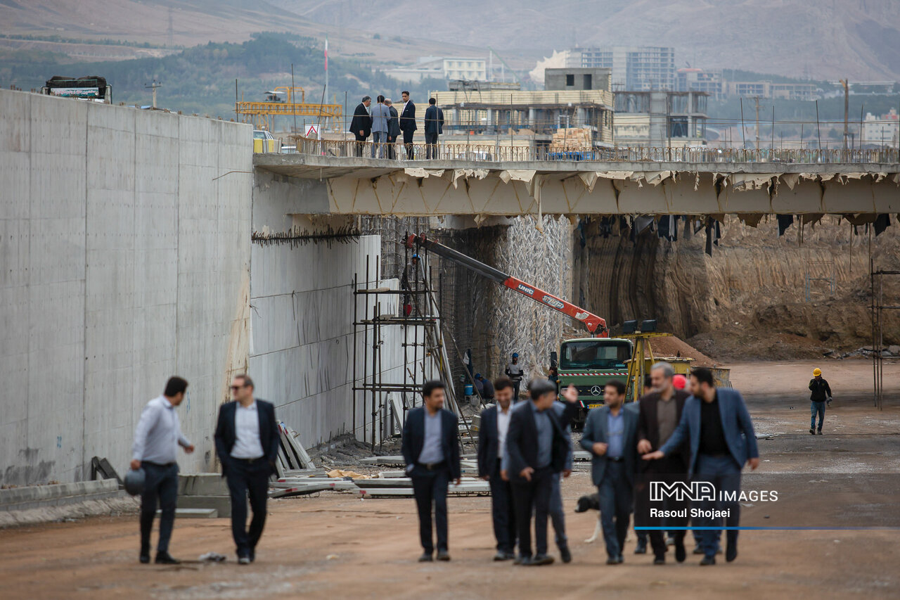 ساخت ۸ کیلومتر اتوبان روگذر و زیرگذر گامی برای گرهگشایی ترافیکی نصف جهان