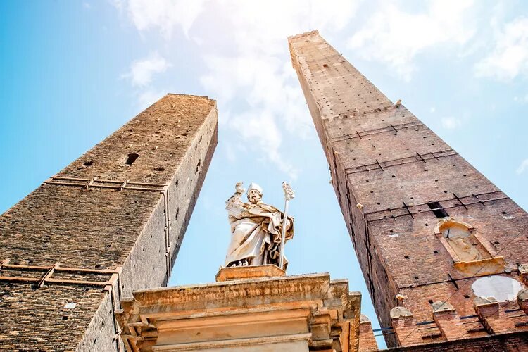 محدودیت تردد در اطراف برج‌های دوقلوی تاریخی ایتالیا