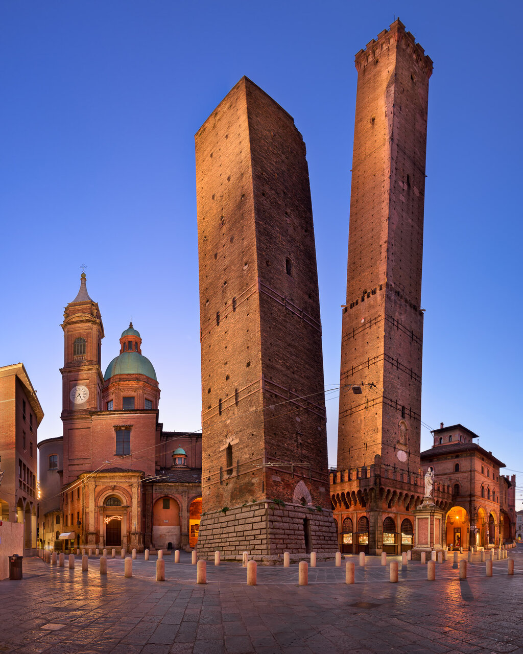 محدودیت تردد در اطراف برج‌های دوقلوی تاریخی ایتالیا