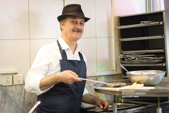 محمد 58 ساله، چهل سال است در مغازه‌ای که قدمتی بیش از صدسال دارد و قدیمی ترین کبابی بریونی اصفهان است فعالیت میکند. او نسل چهارم است که این شغل را ادامه میدهد.