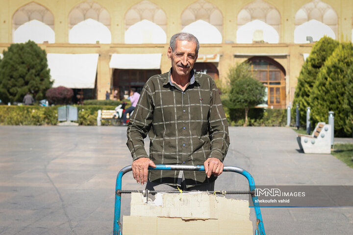 رضا 65 ساله، بعد از بازنشستگی از آنجا که دوست داشت ارتباطش را با جامعه حفظ کند در حال حاضر به حمل و جابه جایی اجناس در بازار با گاری مشغول است.