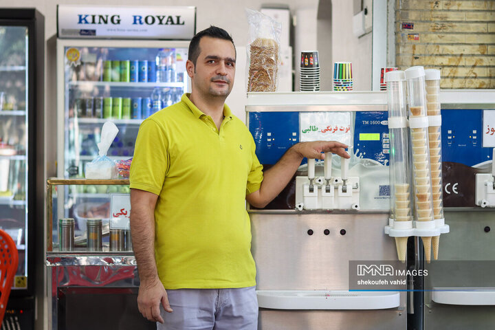 فرزاد 39 ساله، در بازار آبمیوه بستنی فروش است.