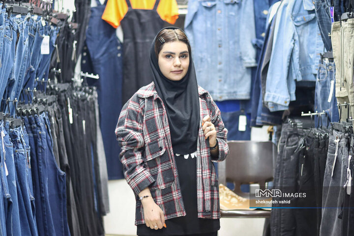 سارا 21 ساله، دو سالی است که در زمینه فروشندگی پوشاک فعالیت دارد.