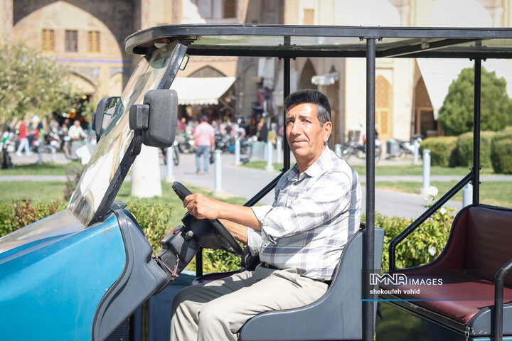 جواد 65 ساله، بازنشسته نیروهای مسلح که پنج سال است بازنشسته شده و در این مدت در میدان نقش جهان راننده ماشین‌های برقی داخل میدان است.