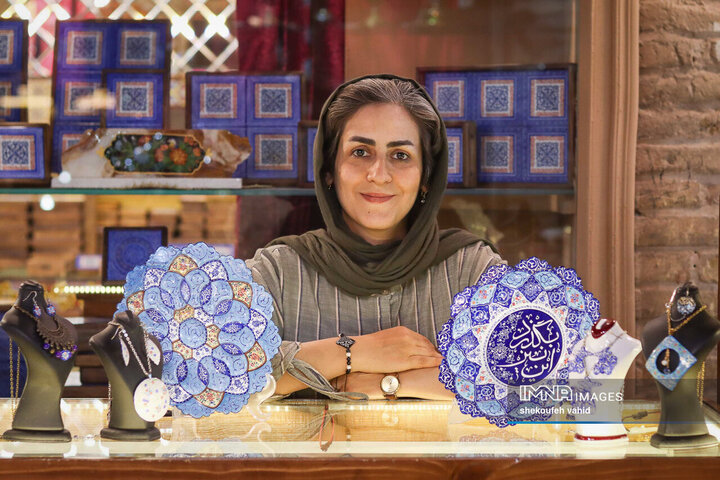 مرضیه 38 ساله، لیسانس کامپیوتر دارد که از کارِ اداری استعفا داد و به دلیل علاقه بسیار، کار در زمینه هنر اصیل ایرانی را انتخاب کرده و سه سال است به صورت حرفه ای مشغول به انجام میناکاری روی زیورآلات است.