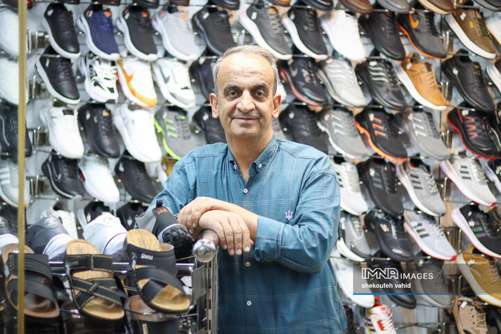مجتبی 52 ساله، از کودکی و به واسطه شغل پدرش وارد شغل کفش فروشی شده است.