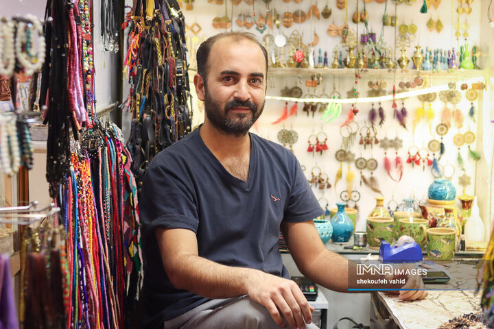 علی 34 ساله، از 16 سالگی با ذوق هنری که داشت وارد بازار شد. در ابتدا نقاشی مینیاتور انجام میداد و در حال حاضر مشغول تولید و فروش زیورآلات است. 
