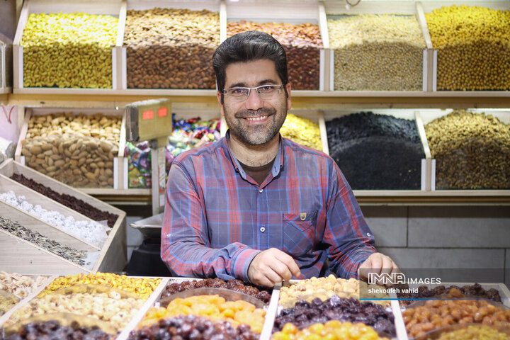 محمد 44 ساله، خشک‌بار فروشی شغل پدریش بوده و حدود بیست سال است در این رسته فعالیت دارد.