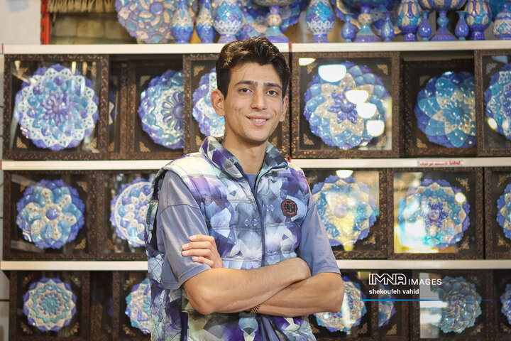 مسعود 25 ساله، تولیدکننده و فروشنده ظروف میناکاری است. میناکاری یکی از هنرهای اصیل وماندگار ایرانی است که نزدیک به 2000 سال قدمت دارد.میناکاری در گذشته بر روی سفال انجام میشده اما امروزه برای دوام و ماندگاری روی مس انجام می‌شود.