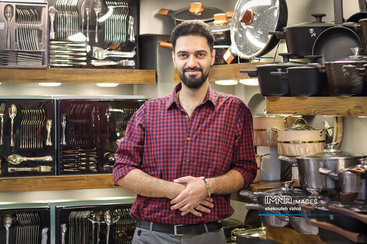 محمد 31 ساله، فروشنده ظروف آشپزخانه است که شغل پدری و اجدادی او است. و بعد از اتمام تحصیلات دانشگاهی از روی علاقه شغل اجدادی خود را ادامه داده