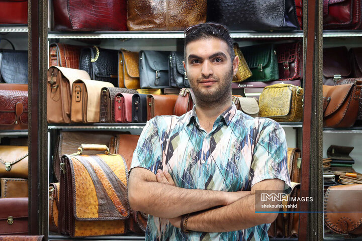 امیر 25 ساله، فروشنده محصولات چرمی و اغلب اجناسش تولید و دست دوز پدر است.