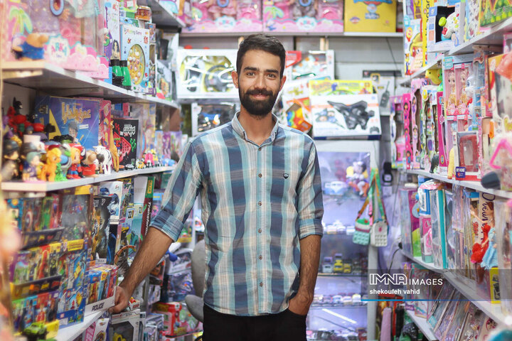 محمد امین 23 ساله، فروشنده اسباب بازی است و دو سالی میشود از روی علاقه به حوزه کودکان وارد این شغل شده 
