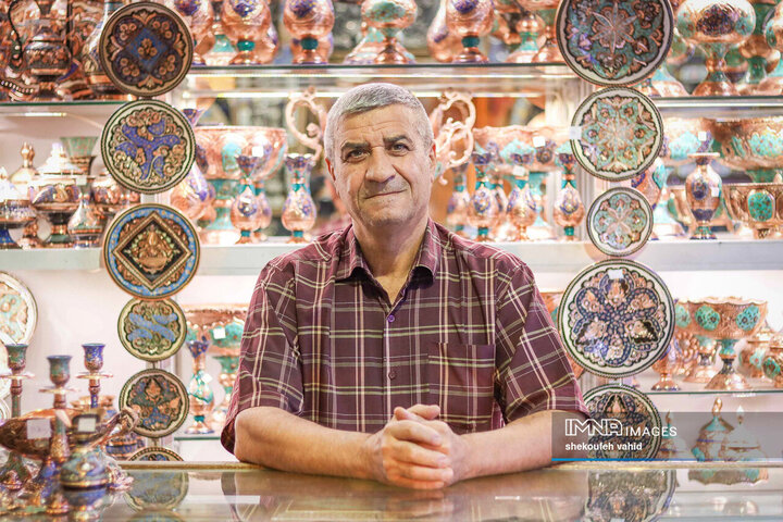 محمد علی 67 ساله، چهل سال است که فروشنده صنایع دستی نقاشی و قلمکاری بر روی ظروف است.