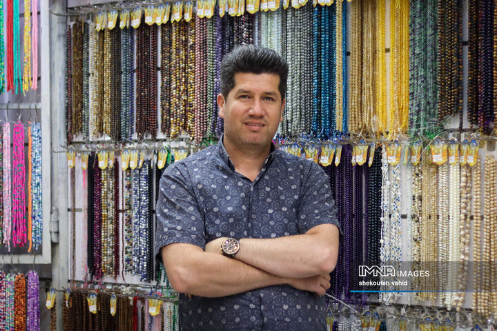 محمد 38 ساله، فروشنده لوازم ساخت بدلیجات و حدود پانزده سالی است در این زمینه فعالیت دارد.