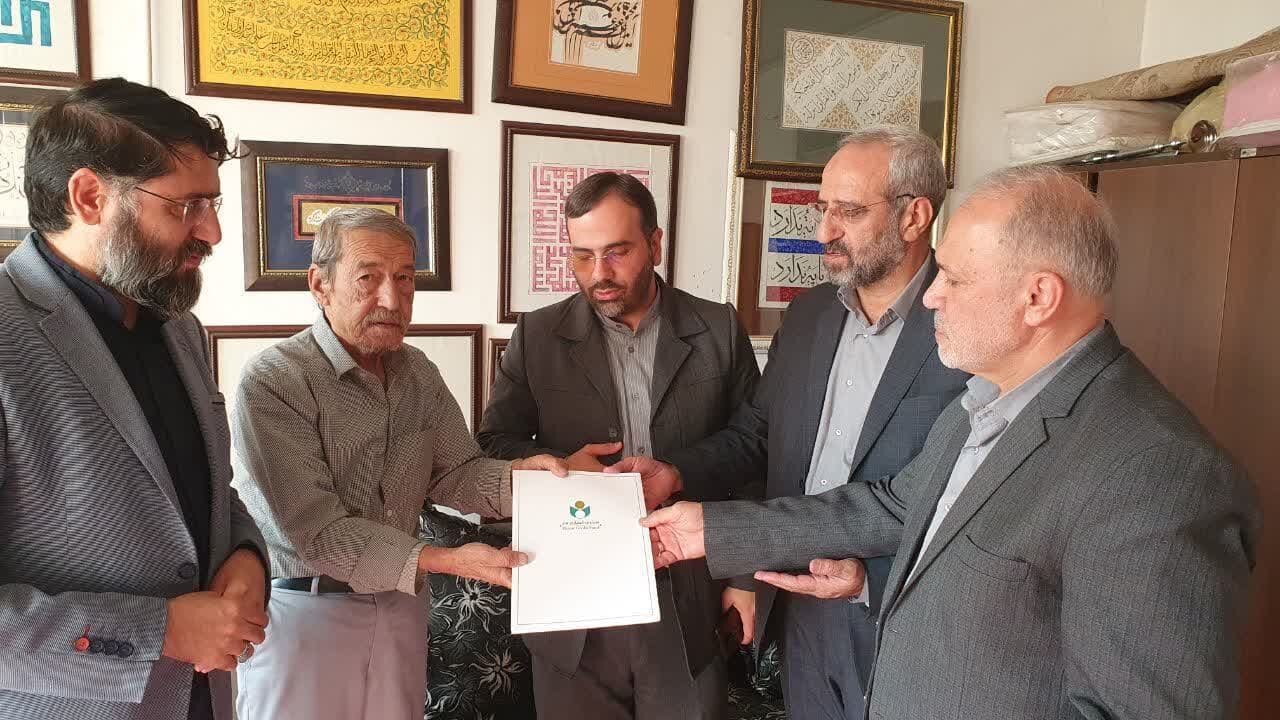 از لحافدوزی تا تقدیم قرآنهای دستنویس به حرم اهلبیت(ع)/ کاتب قرآن عضو صندوق هنر شد